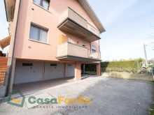 Esterno, garage e portico