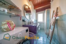 Bagno con zona lavanderia